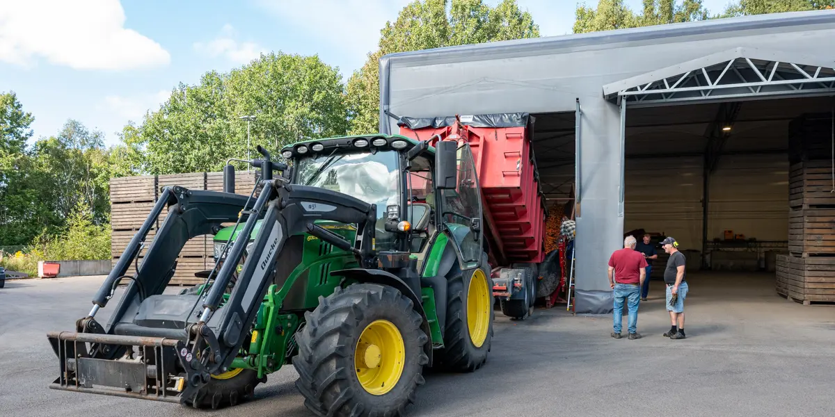 Bonden leverer gulrot til Norrek i Larvik
