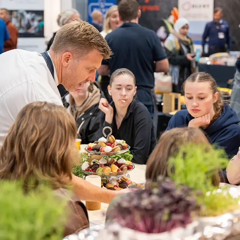 Kokk og produktutvikler tester nye smaker på messe